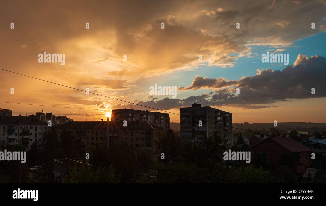 L'aube dans la campagne russe, au milieu des gratte-ciel, la ville d'Orel Banque D'Images