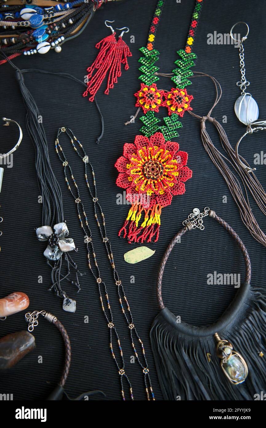 Bijoux faits main colorés à vendre sur le marché de Tamarindo, Costa Rica  Photo Stock - Alamy