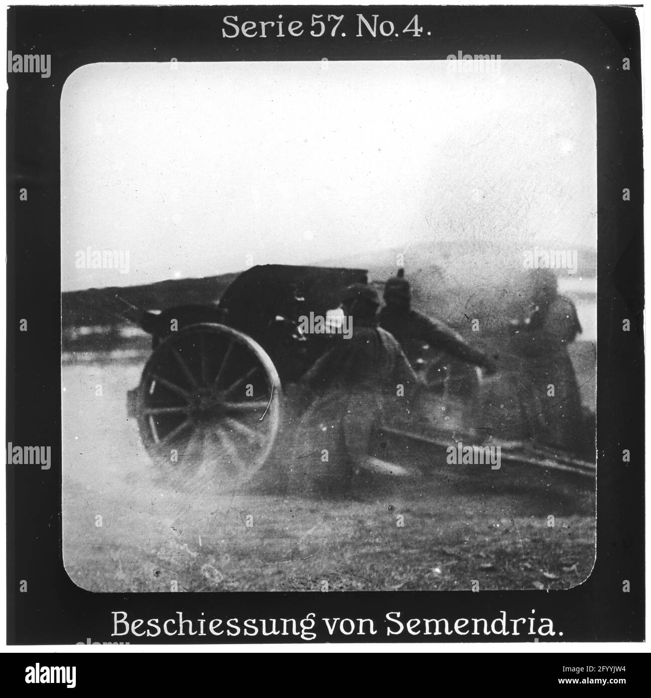 Projection für alle - Die Eroberung Serbiens. Série 57. Non 4. Betrieb von Sementschäfte. Die Stadt Semendria (Smederovo) wurde am 11. Oktober 1918 von den deutschen Truppen am 11. Oktober 1915 eingenommen. Die Firma „projection für alle“ wurde 1905 von Max Skladanowsky (1861-1939) gegründet. Sie produzierte bis 1928 FAST 100 Serien zu je 24 Glasdias im format 8,3 x 8,3 cm im sog. Verfahren. Die Serien umfasten Städte, Länder, Landschaften, Märchen und Sagen, das Alte Testament U. den 1. Weltkrieg. Banque D'Images