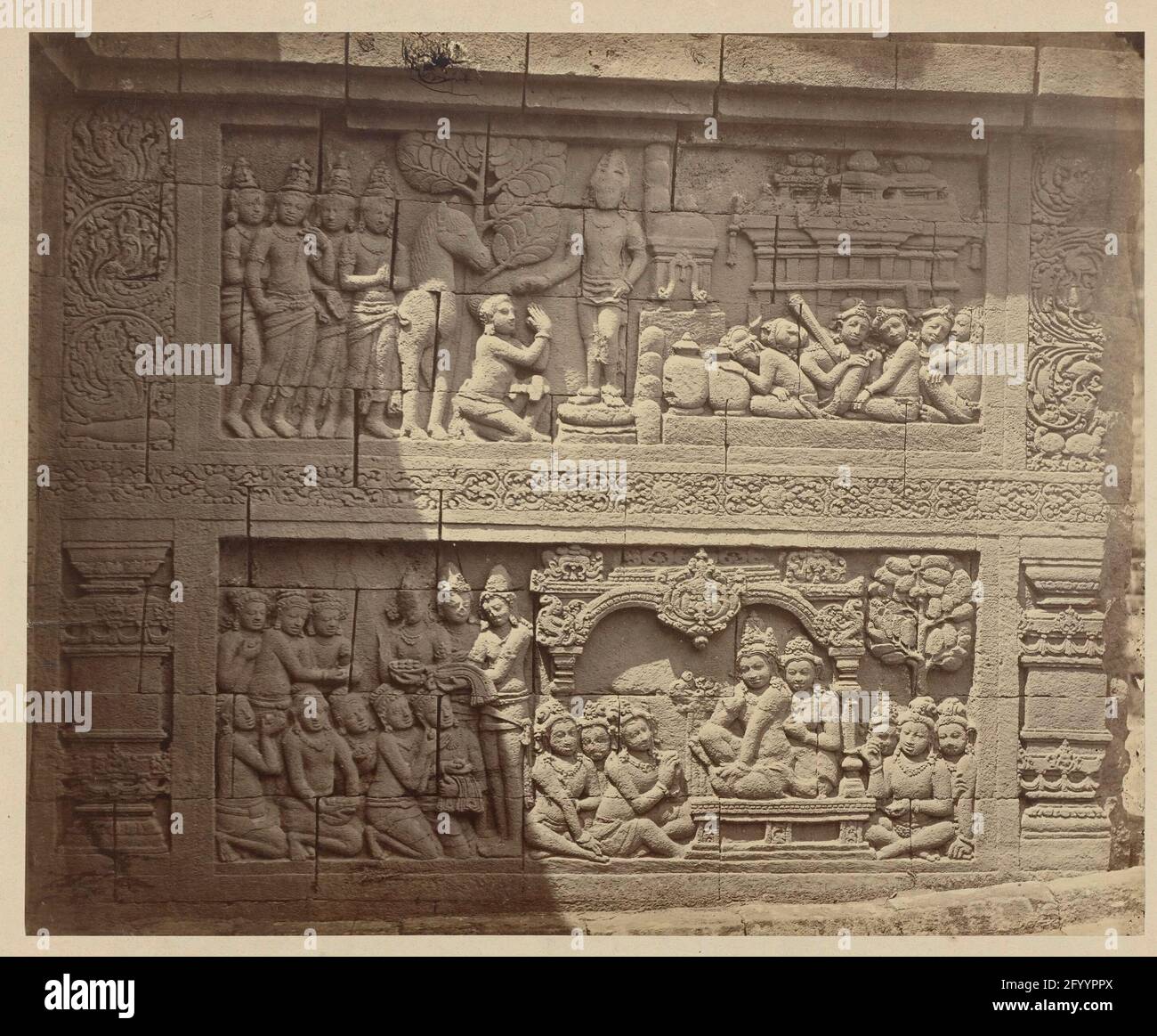 Bas Reliof dans le mur nord du Borobudur; Ditto 2nd Go. Le soulagement raconte des histoires de jeunes de Siddhartha à Lalitavistara et de Ruyana à Avadana Banque D'Images