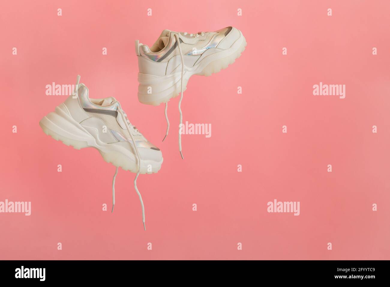 Baskets blanches volant. Chaussures en cuir blanc pour femme avec lacets  sur fond rose. Baskets stylées vêtements de sport confortables chaussures  taille basse pour femme Photo Stock - Alamy