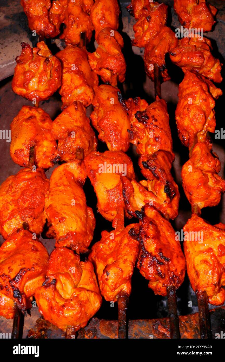 kebabs ou tikka tandoori indiens dans une brochette cuite au four en  argile, cuisine authentique Photo Stock - Alamy