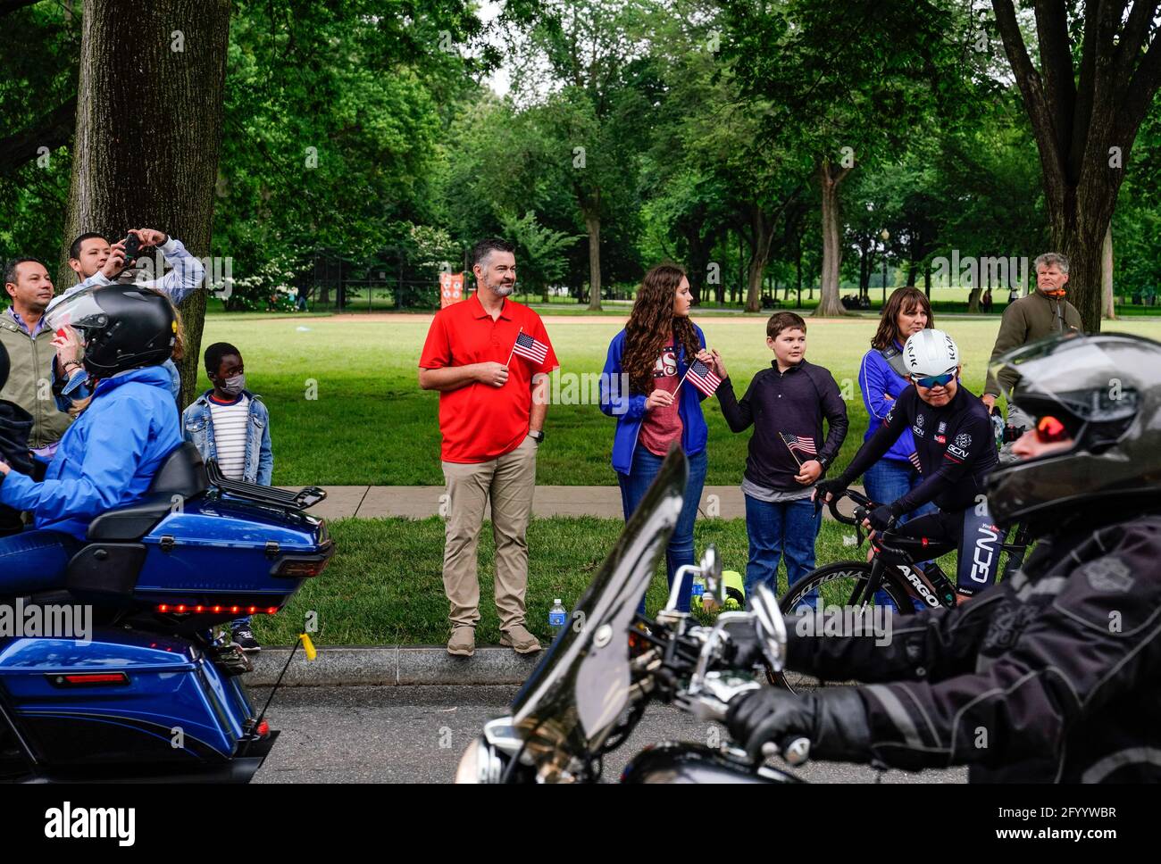 Washington, DC, États-Unis. 30 mai 2021. Les spectateurs regardent des milliers de motocyclistes passer devant le Lincoln Memorial lorsqu'ils prennent part au « Rolling to Remember » le dimanche 30 mai 2021 à Washington, DC. Anciennement connu sous le nom de « Rolling Thunder », « Rolling to Remember » est un appel à se rappeler et à memorialiser les personnes perdues ou disparues dans le cadre du service militaire pendant les conflits armés qui ont impliqué les États-Unis. Photo par Jemal Countess/UPI crédit: UPI/Alay Live News Banque D'Images