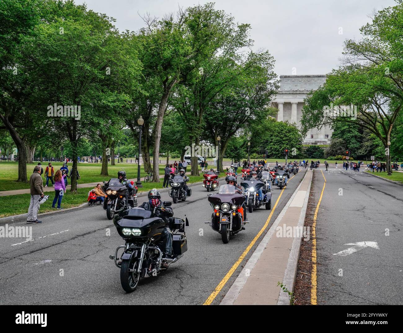 Washington, DC, États-Unis. 30 mai 2021. Des milliers de motocyclistes ont passé le Lincoln Memorial lorsqu'ils participent à « Rolling to Remember » le dimanche 30 mai 2021 à Washington, DC. Anciennement connu sous le nom de « Rolling Thunder », « Rolling to Remember » est un appel à se rappeler et à memorialiser les personnes perdues ou disparues dans le cadre du service militaire pendant les conflits armés qui ont impliqué les États-Unis. Photo par Jemal Countess/UPI crédit: UPI/Alay Live News Banque D'Images