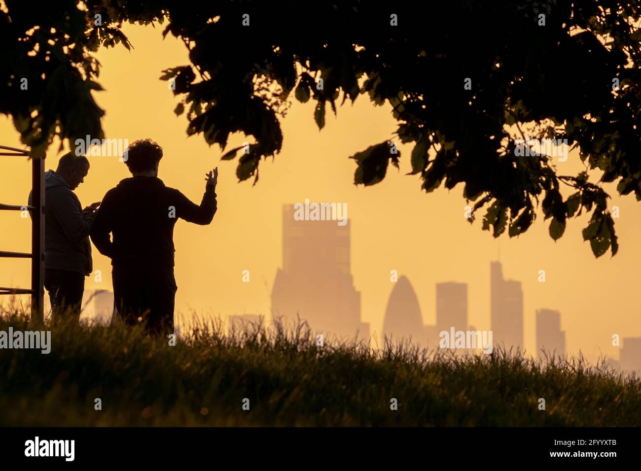 Londres, Royaume-Uni. 30 mai 2021. Météo au Royaume-Uni : coucher de soleil spectaculaire depuis le sommet de Greenwich Park alors que la vague de chaleur du week-end des fêtes commence avec des températures attendues jusqu'à 25 °C. Credit: Guy Corbishley/Alamy Live News Banque D'Images