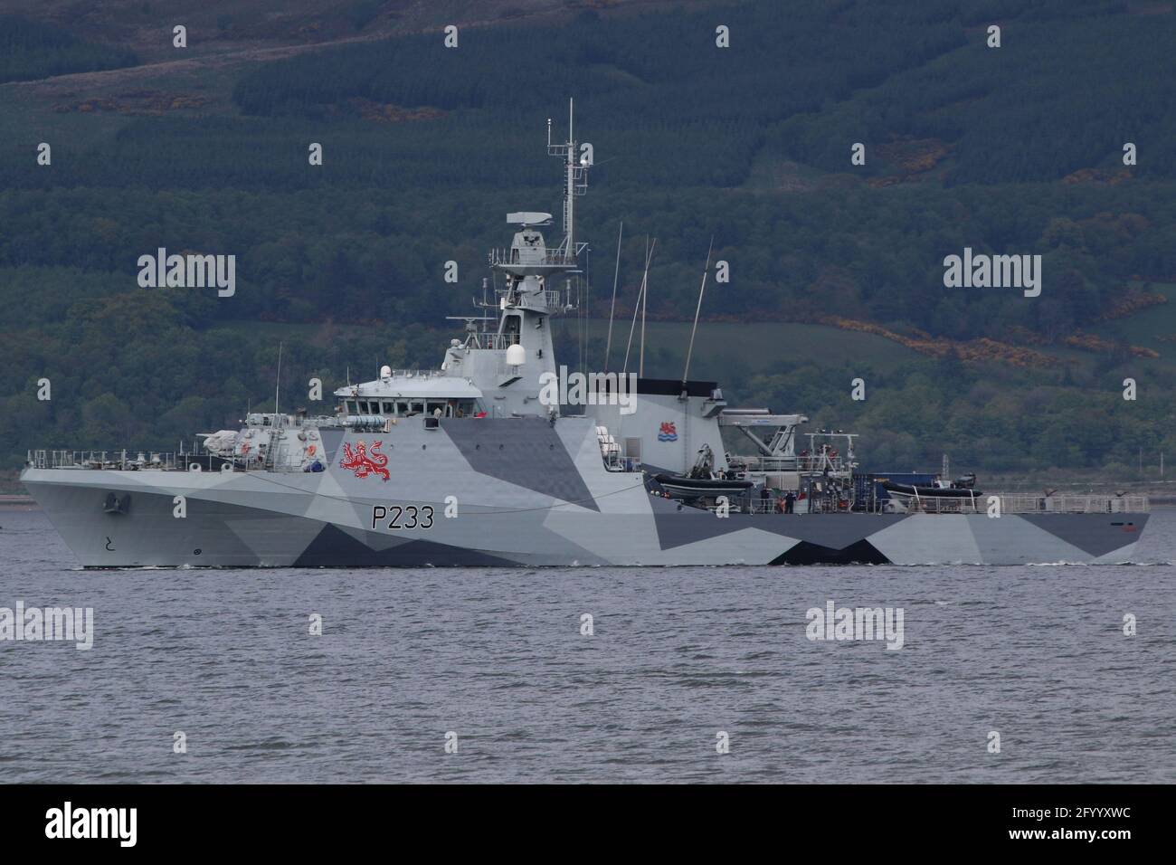 HMS Tamar (P233), un navire de patrouille de la classe du Lot 2 exploité par la Marine royale, dans son schéma de camouflage éblouissant récemment appliqué, au large de Greenock sur le Firth de Clyde. Banque D'Images