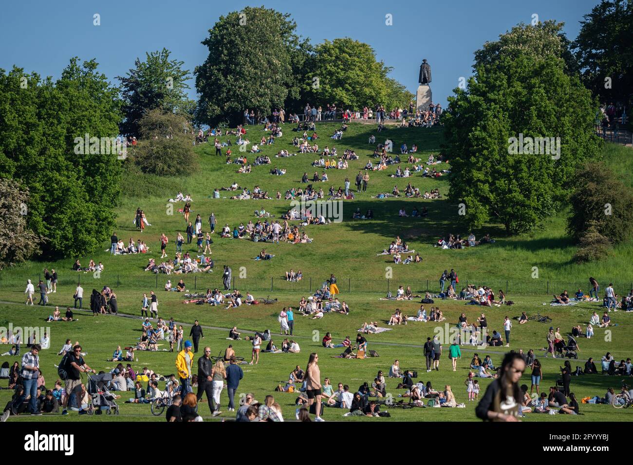 Londres, Royaume-Uni. 30 mai 2021. Météo au Royaume-Uni : les foules affluent vers Greenwich Park tandis que la vague de chaleur du week-end des fêtes commence avec des températures attendues jusqu'à 25 °C. Credit: Guy Corbishley/Alamy Live News Banque D'Images