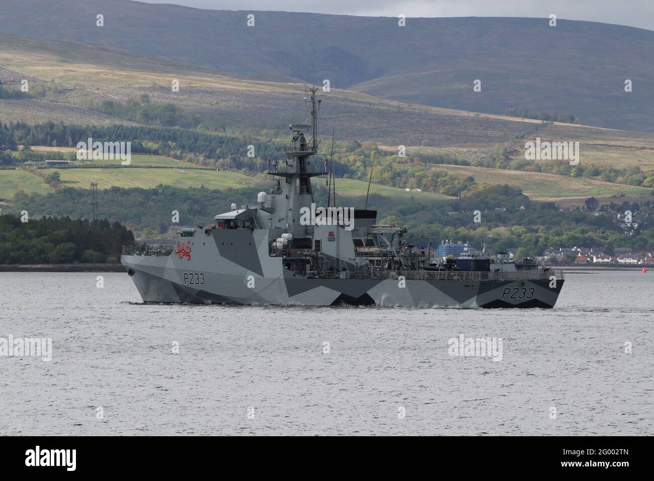 HMS Tamar (P233), un navire de patrouille de la classe du Lot 2 exploité par la Marine royale, dans son schéma de camouflage éblouissant récemment appliqué, au large de Greenock sur le Firth de Clyde. Banque D'Images