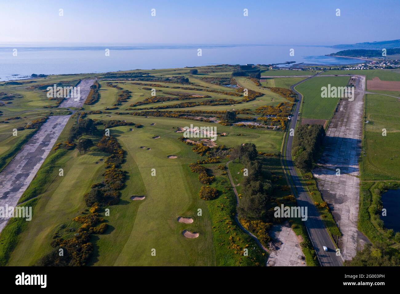 Turnberry, Écosse, Royaume-Uni. 30 mai 2021. PHOTO : vue de drone du Trump Turnberry Golf Resort sous le soleil de l'après-midi. Les restrictions ont été levées, permettant à l'hôtel de rouvrir pour permettre aux touristes d'entrer et de jouer une partie de golf. L'ancien président américain Donald Trump devait l'hôtel et le complexe de golf, qui est passé à son fils Eric Trump quand son père est entré en fonction à la Maison Blanche. Pic Credit: Colin Fisher/Alay Live News Banque D'Images