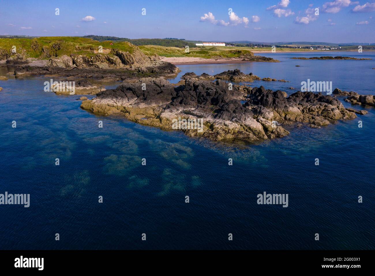 Turnberry, Écosse, Royaume-Uni. 30 mai 2021. PHOTO : vue de drone du Trump Turnberry Golf Resort sous le soleil de l'après-midi. Les restrictions ont été levées, permettant à l'hôtel de rouvrir pour permettre aux touristes d'entrer et de jouer une partie de golf. L'ancien président américain Donald Trump devait l'hôtel et le complexe de golf, qui est passé à son fils Eric Trump quand son père est entré en fonction à la Maison Blanche. Pic Credit: Colin Fisher/Alay Live News Banque D'Images