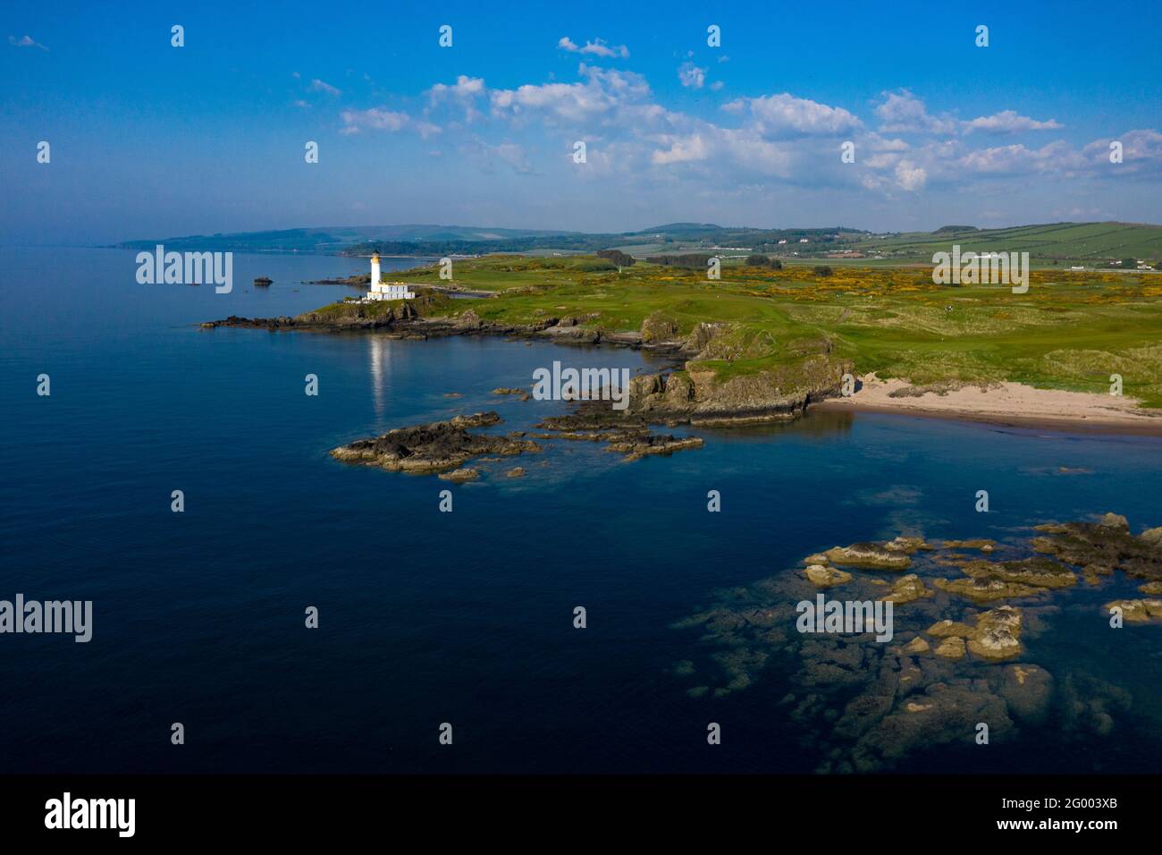 Turnberry, Écosse, Royaume-Uni. 30 mai 2021. PHOTO : vue de drone du Trump Turnberry Golf Resort sous le soleil de l'après-midi. Les restrictions ont été levées, permettant à l'hôtel de rouvrir pour permettre aux touristes d'entrer et de jouer une partie de golf. L'ancien président américain Donald Trump devait l'hôtel et le complexe de golf, qui est passé à son fils Eric Trump quand son père est entré en fonction à la Maison Blanche. Pic Credit: Colin Fisher/Alay Live News Banque D'Images