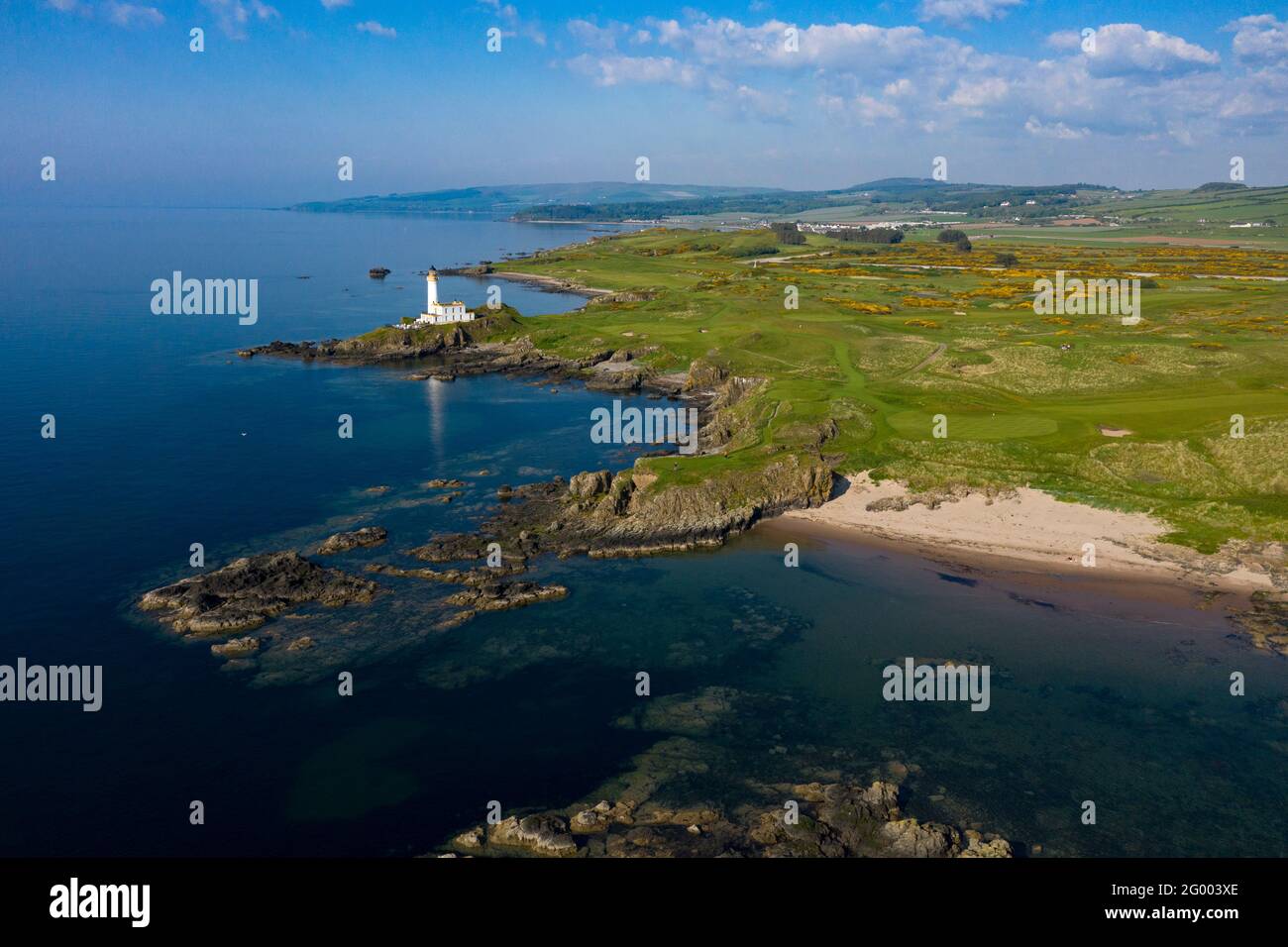 Turnberry, Écosse, Royaume-Uni. 30 mai 2021. PHOTO : vue de drone du Trump Turnberry Golf Resort sous le soleil de l'après-midi. Les restrictions ont été levées, permettant à l'hôtel de rouvrir pour permettre aux touristes d'entrer et de jouer une partie de golf. L'ancien président américain Donald Trump devait l'hôtel et le complexe de golf, qui est passé à son fils Eric Trump quand son père est entré en fonction à la Maison Blanche. Pic Credit: Colin Fisher/Alay Live News Banque D'Images