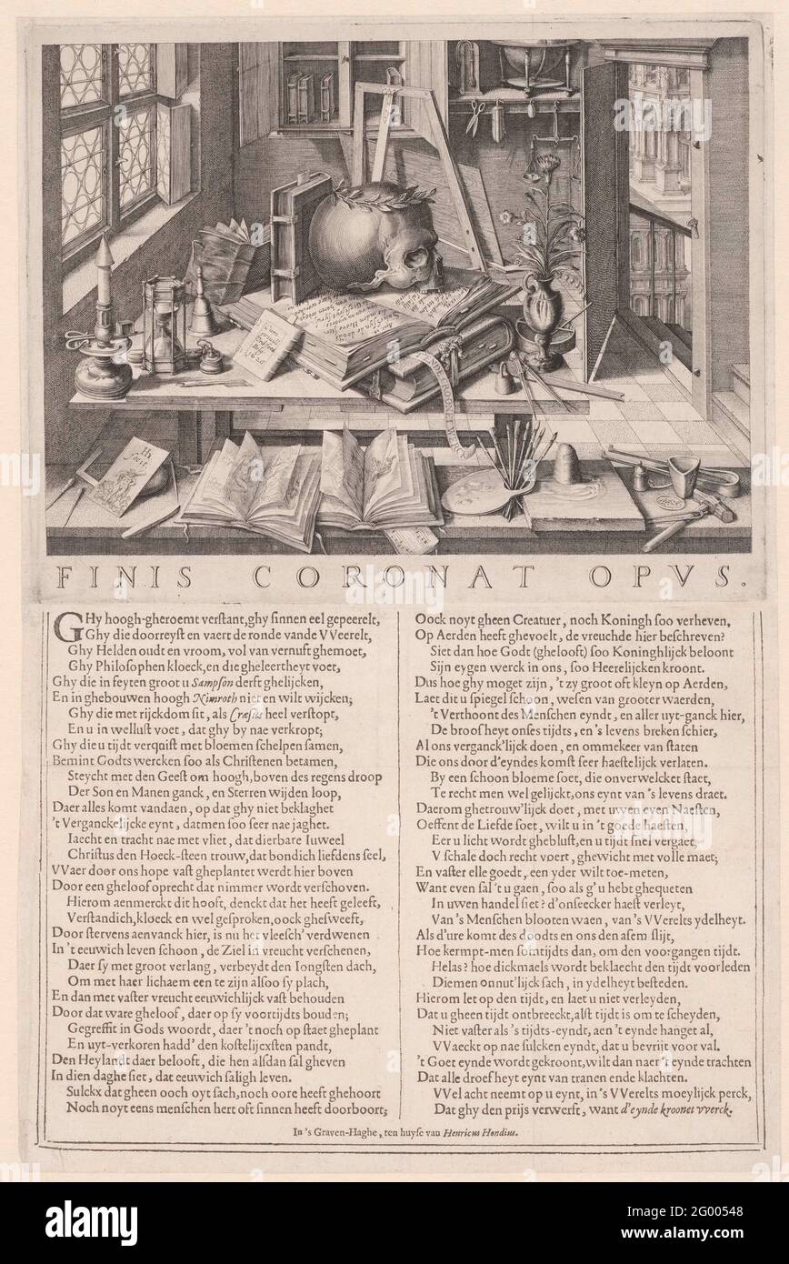 Vanitas encore en vie avec un crâne avec une couronne de Laurier; Finis Coronat Opus. Allégorie sur la transience. Vanitas continue de vivre avec un crâne couronné d'une couronne de Laurier, des livres, un sablier, une bougie enchantée, un vase avec des fleurs et divers attributs de peinture. Ouvrez les livres dans les livres au premier plan dans lesquels vous pouvez voir les tirages. Dans le livre ouvert au milieu: Marc 13-13: Quiconque est plein de Soig Worde. Et: APOC.14: Salich Syn les morts [...] après. Avant gauche une plaque de cuivre avec l'image d'Hercules, sur laquelle le monogramme de Hendrick Hondius. Sous la gravure un texte en typographie en deux colonnes de 32 li Banque D'Images