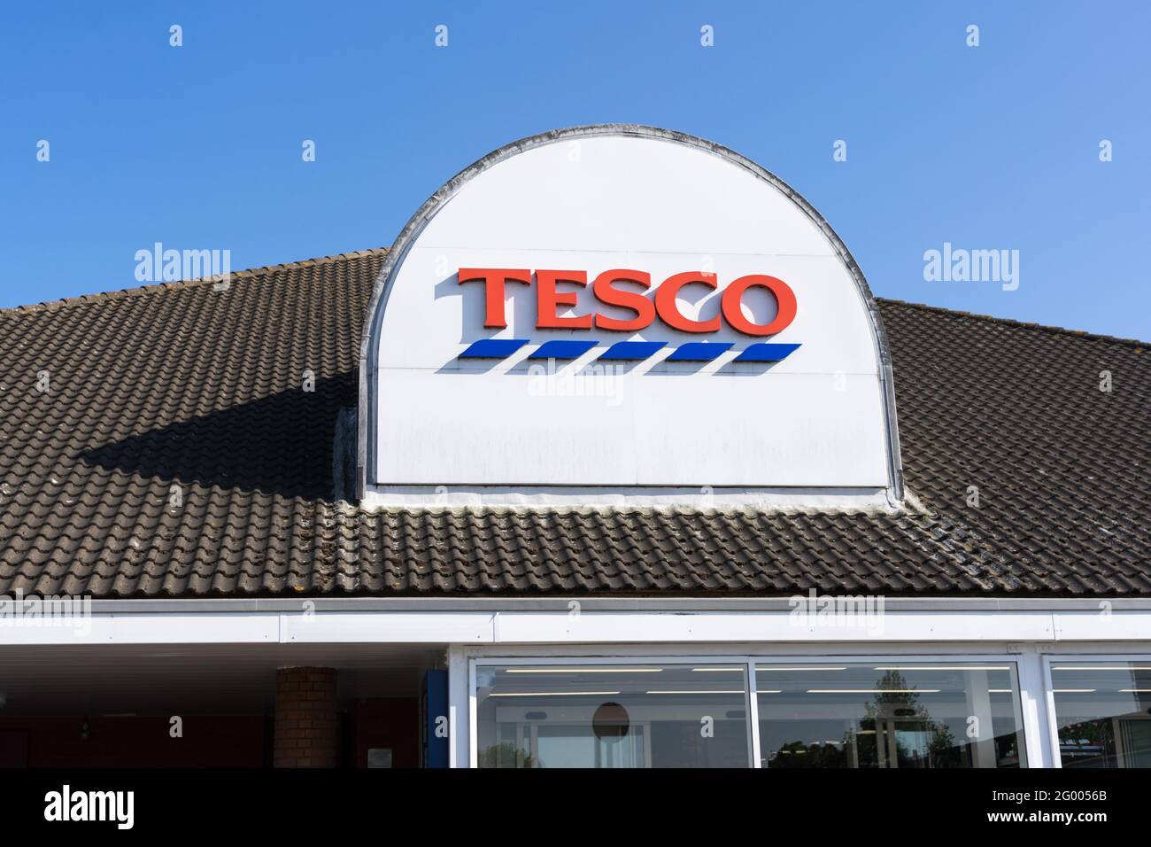 Logo de magasin de supermarché Tesco , ciel bleu Banque D'Images