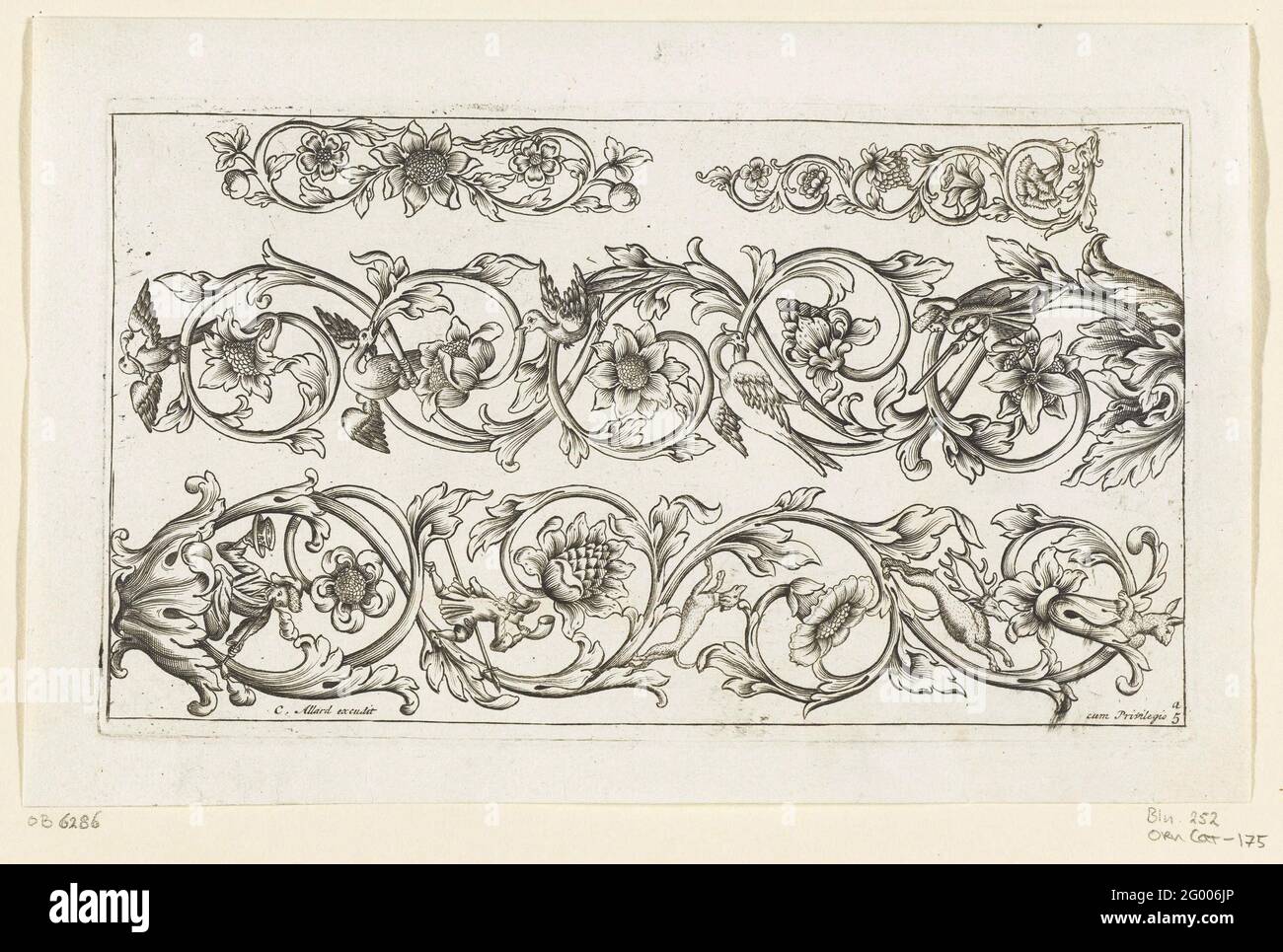 Quatre motifs, un panneau horizontal et trois vertical; Alderhande exemples de brisures de mode (...). Au bas du panneau inférieur se trouve un homme qui fume un tuyau et enlise une tasse avec un plat. De la série de 6 feuilles avec des exemples d'ornements pour les argentés. Banque D'Images
