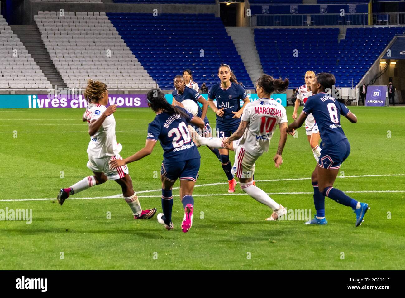 Lyon, France. 05e décembre 2021. (Dzsenifer Marozsan 10 OL) et (Perle Morroni 20 PSG) bataille pour le ballon Credit: SPP Sport Press photo. /Alamy Live News Banque D'Images