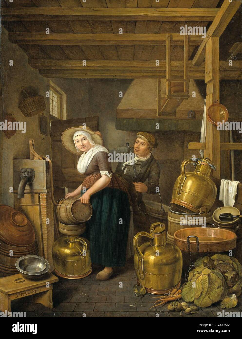 Après le temps de traite. Après traite. Dans un hangar de ferme une fille est en proie à un serviteur. Elle verse du lait d'un seau en bois dans un grand bus laitier en cuivre. Sur la droite, il y a plus de ces boîtes de lait et un grand baril. Banque D'Images