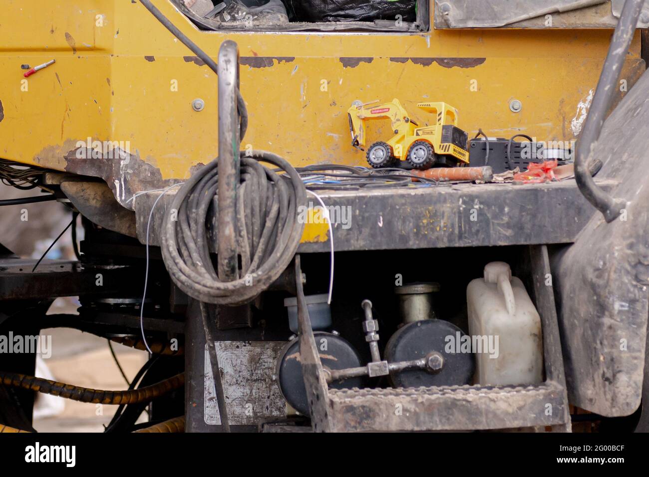 Le marchepied d'un gros bulldozer jaune avec un petit bulldozer. Banque D'Images