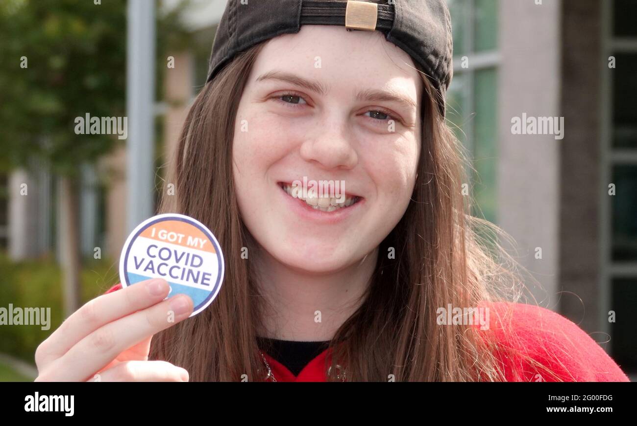 Un adolescent heureux vacciné (16 ans) Sourit et lui montre « J'ai reçu mon vaccin Covid-19 » autocollant Banque D'Images