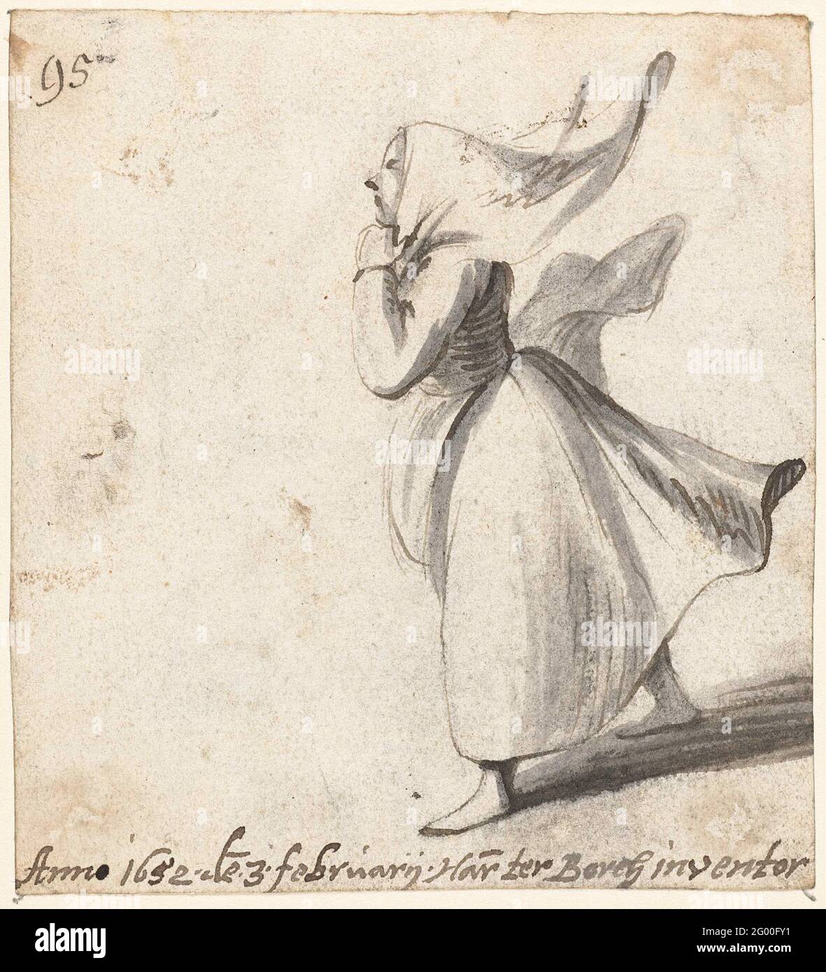 Femme avec foulard, à gauche. Une femme tient un foulard autour de sa tête  tout en marchant dans le vent, à gauche Photo Stock - Alamy