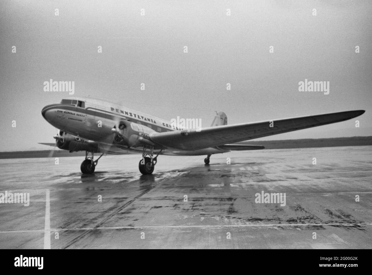 Un avion qui se trouve sur la piste principale de l'aéroport municipal de Washington, DC, juillet 1941 Banque D'Images