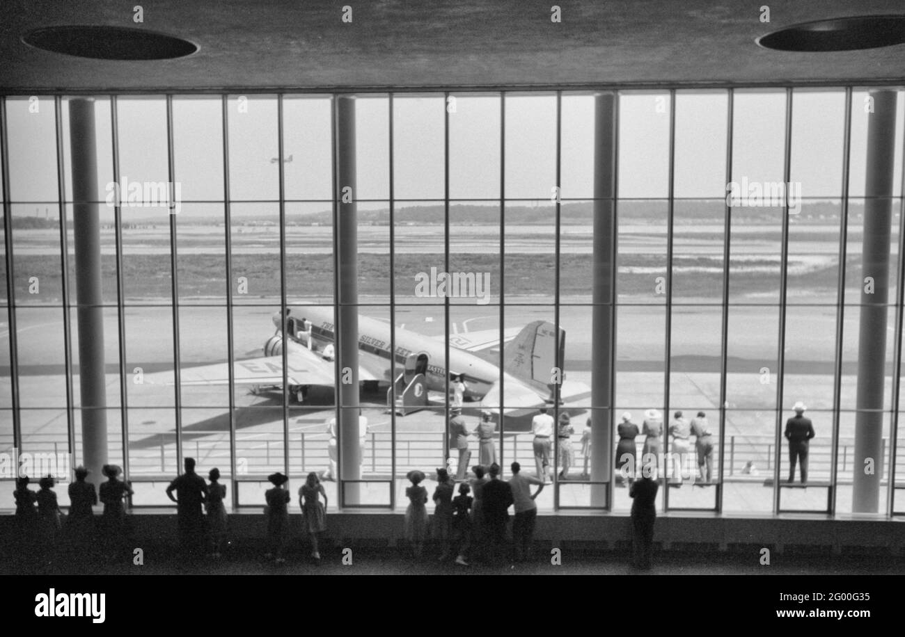 Visiteurs regardant des avions à travers la fenêtre de la salle d'attente principale à l'aéroport municipal de Washington, DC, juillet 1941 Banque D'Images