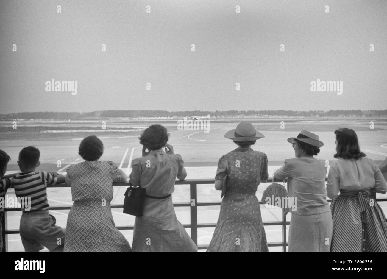 Visiteurs regardant un décollage d'avion à l'aéroport municipal de Washington, DC, juillet 1941 Banque D'Images