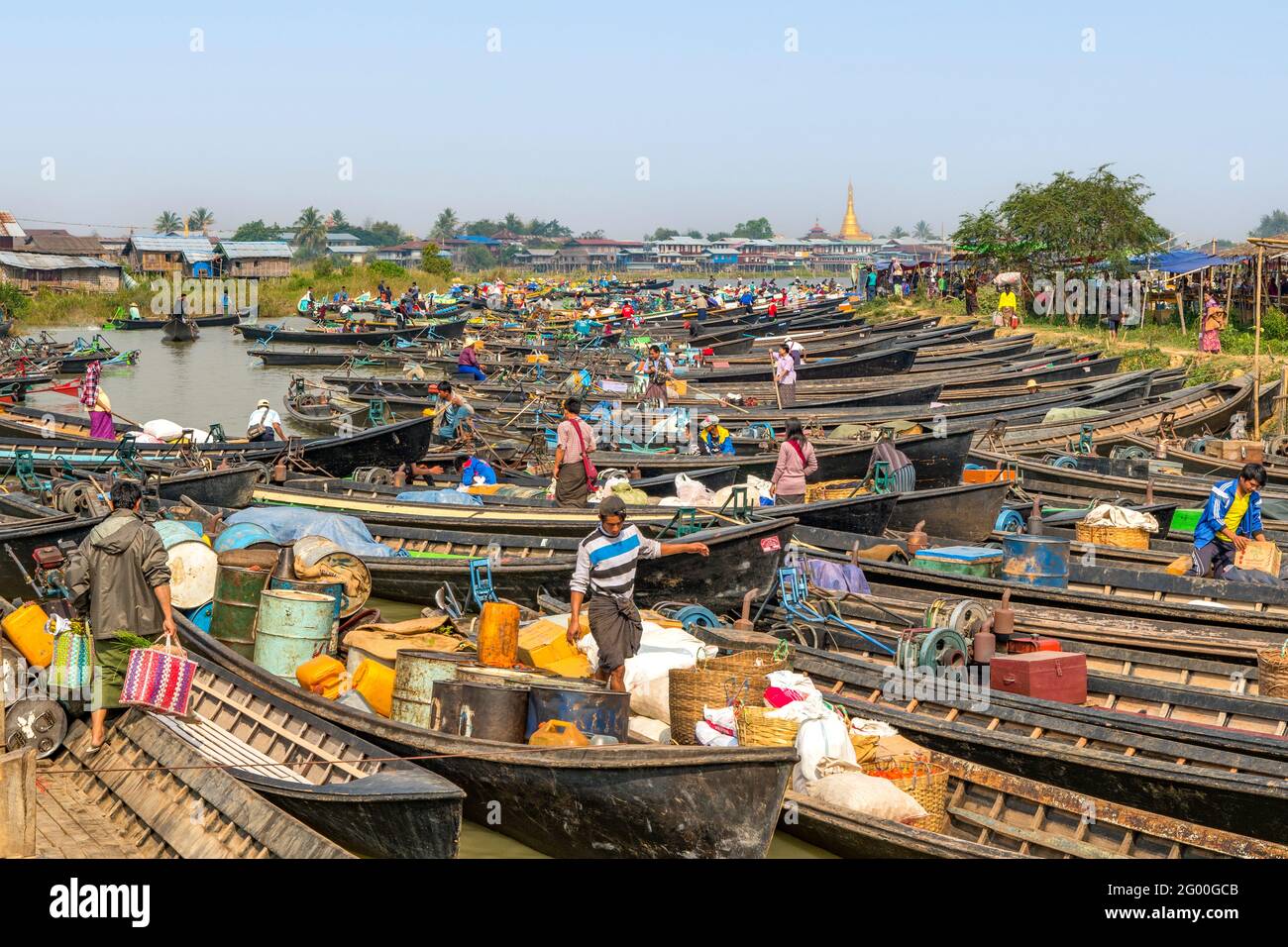 Parking bateau de marché à Nampan, lac Inle, Myanmar Banque D'Images