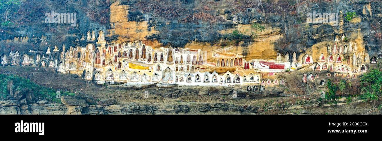 Bouddhas en falaise à Akauk Taung Panorama, Myanmar Banque D'Images