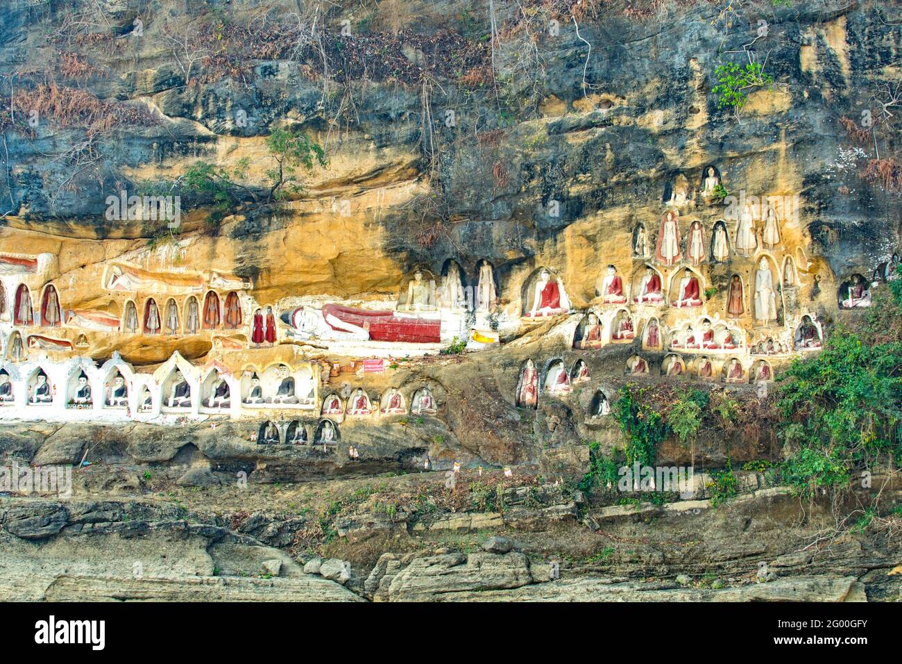 Bouddhas en falaise à Akauk Taung, Myanmar Banque D'Images