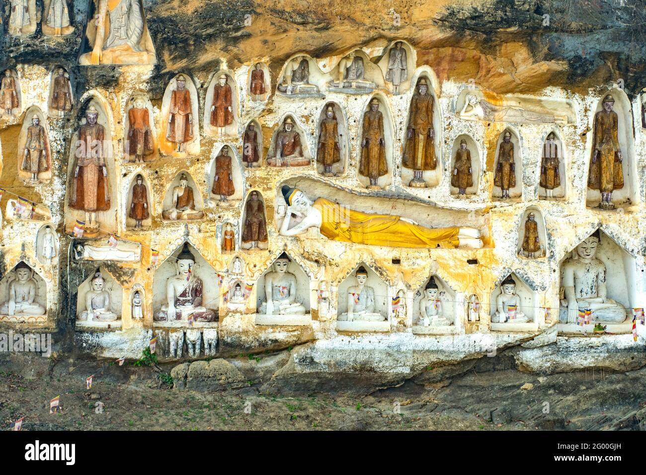 Bouddhas en falaise à Akauk Taung, Myanmar Banque D'Images