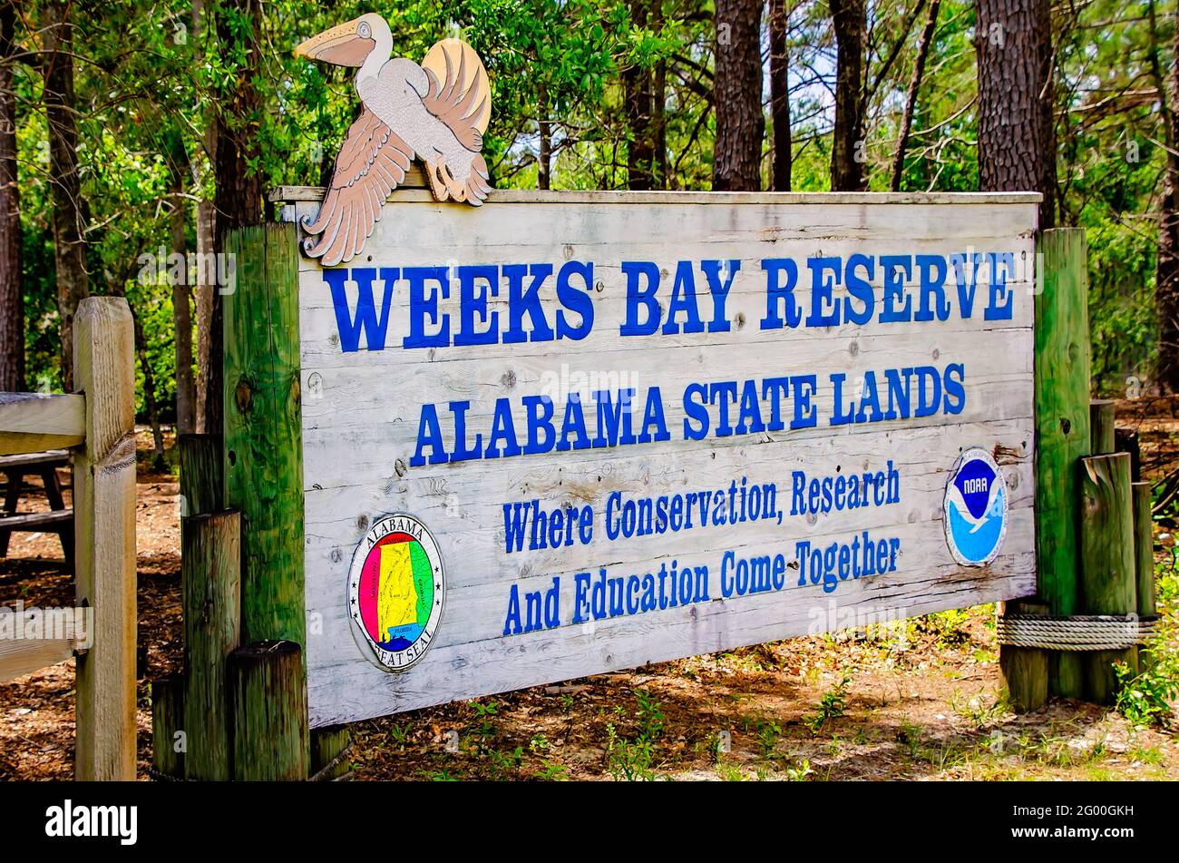 Un panneau marque l'entrée de la réserve Weeks Bay, également connue sous le nom de réserve nationale de recherche estuarienne Weeks Bay, le 27 mai 2021, à Fairhope, en Alabama. Banque D'Images