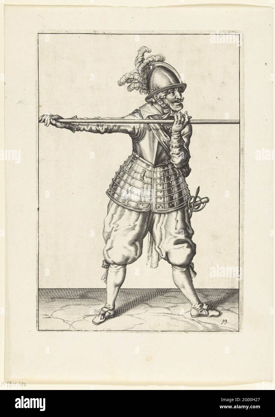 Soldat portant sa brochette avec les deux mains horizontalement à hauteur d'épaule; Arms handhe van Roers Musquettes et The Splies. Un soldat, pour les pieds, qui porte une brochette (lance) avec les deux mains horizontalement à la hauteur de l'épaule. Cet imprimé fait partie de la gamme de 32 imprimés numérotés de brochettes des bras. Banque D'Images