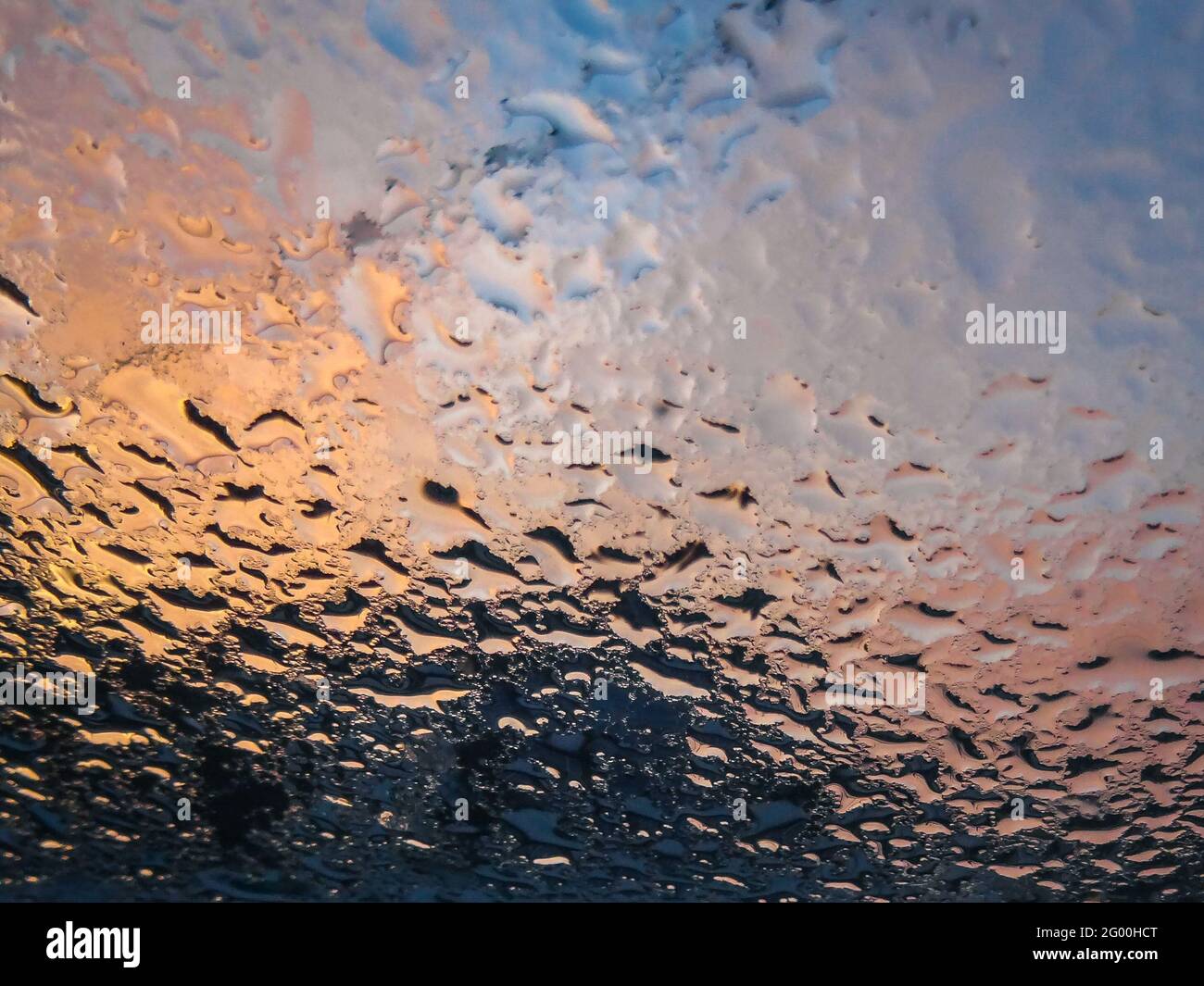 l'eau tombe après la pluie sur le panneau de la fenêtre au lever du soleil Banque D'Images