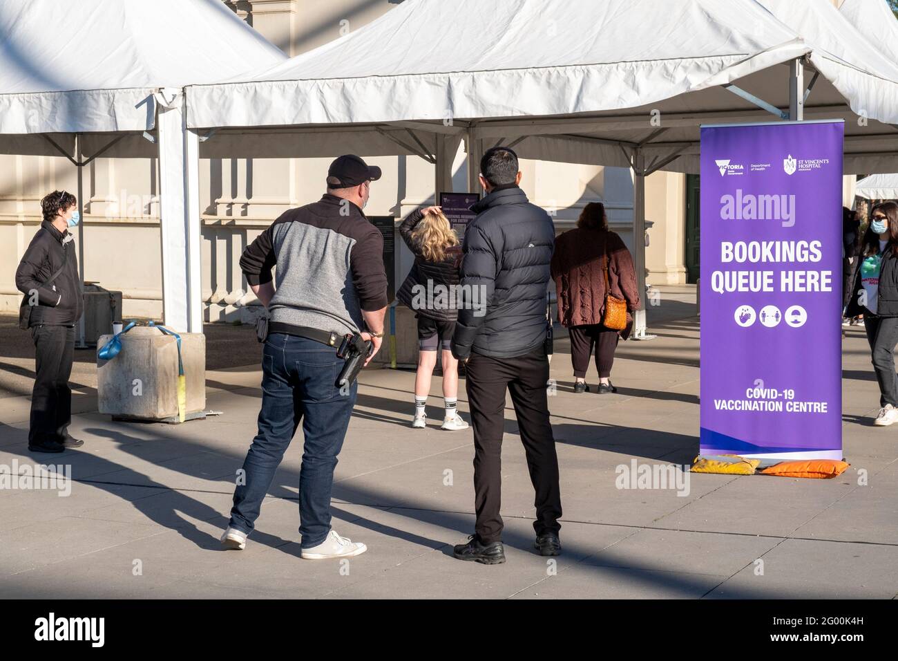 Une garde armée dans un centre de vaccination Covid-19 à Melbourne, Viictoria, Australie Banque D'Images