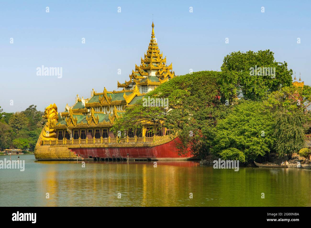 Barge Royale Karaweik, Lac Kandawgyi, Yangon, Myanmar Banque D'Images