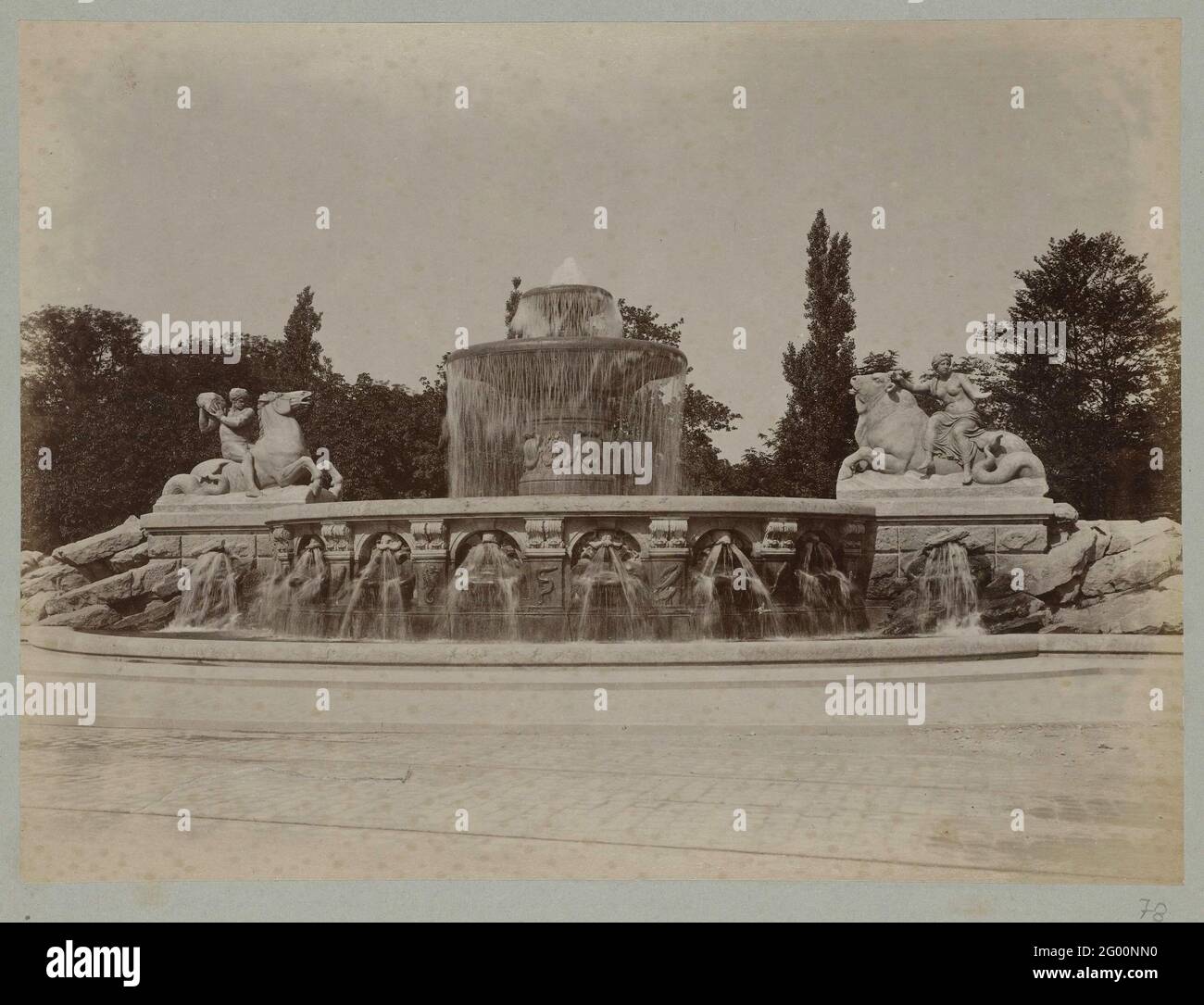 Fontaine de Munich ; Munich. Une fontaine avec des images de