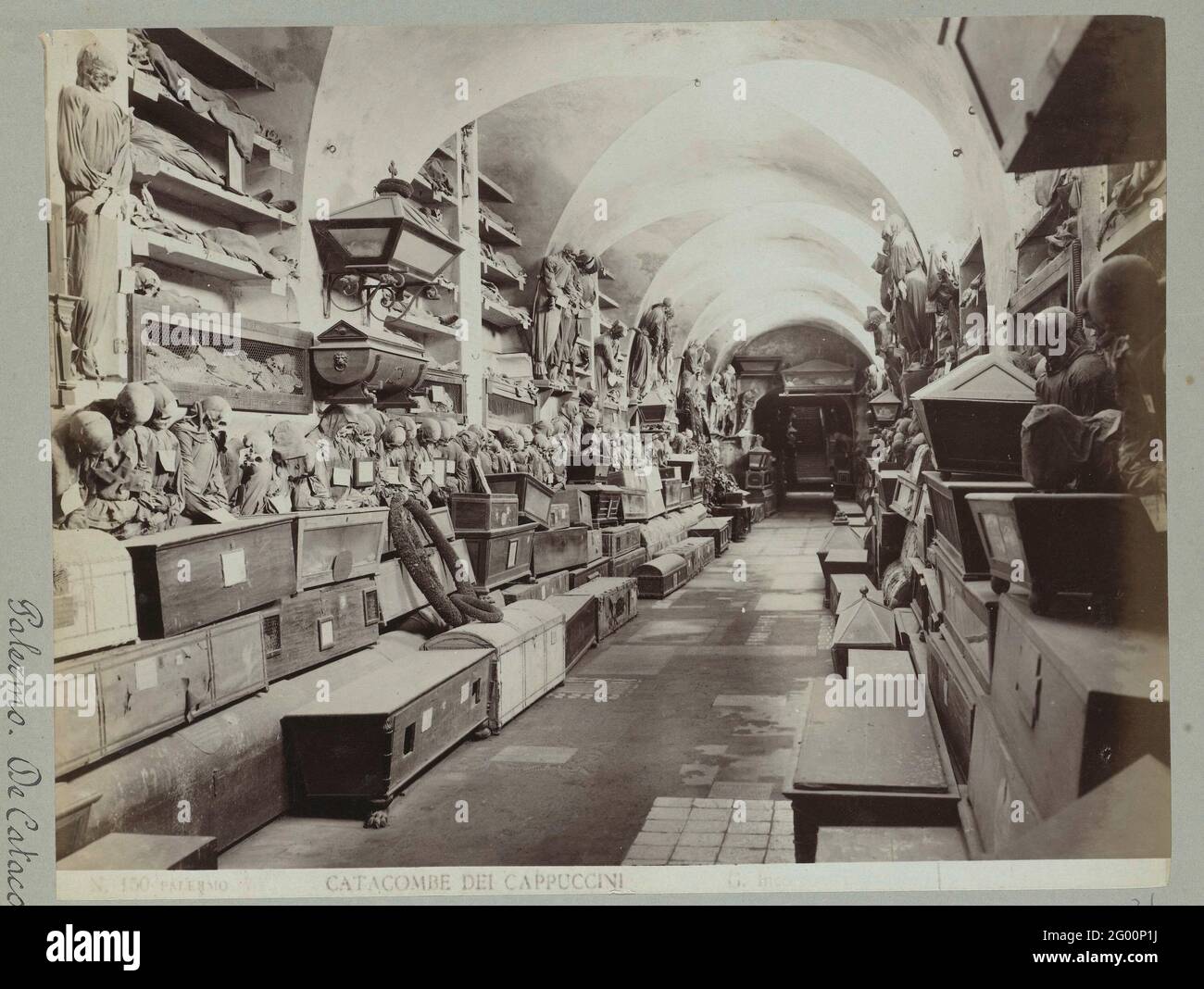 N 512 Catacomben del Cappuccini; Palerme les Catacombes de Capucini. Les catacombes des moines Capuchins avec les corps des moines décédés sur les parois latérales des catacombes. Banque D'Images