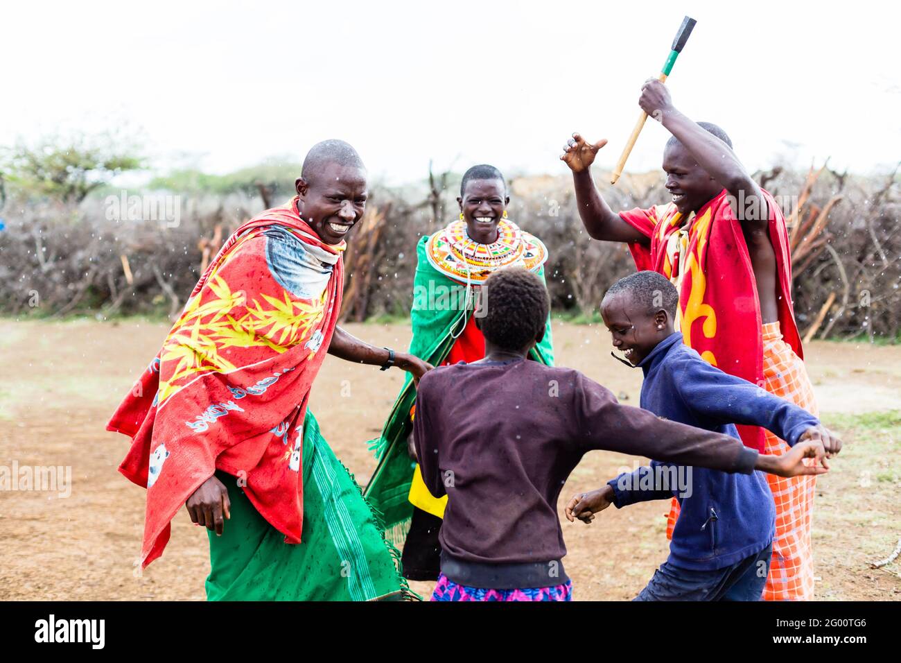 Célébrer la famille Massai et danse Banque D'Images