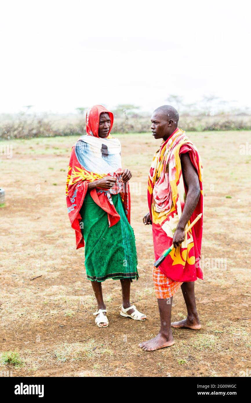 Deux hommes de la tribu Massai marchant ensemble Banque D'Images