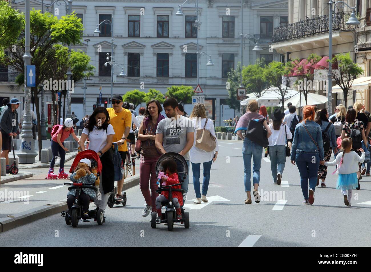 Bucarest, Roumanie. 30 mai 2021. Les gens marchent sur l'avenue Victoriei, qui est récemment ouverte pour les piétons pendant le week-end dans le cadre de la détente COVID-19 à Bucarest, Roumanie, le 30 mai 2021. Credit: Gabriel Petrescu/Xinhua/Alay Live News Banque D'Images