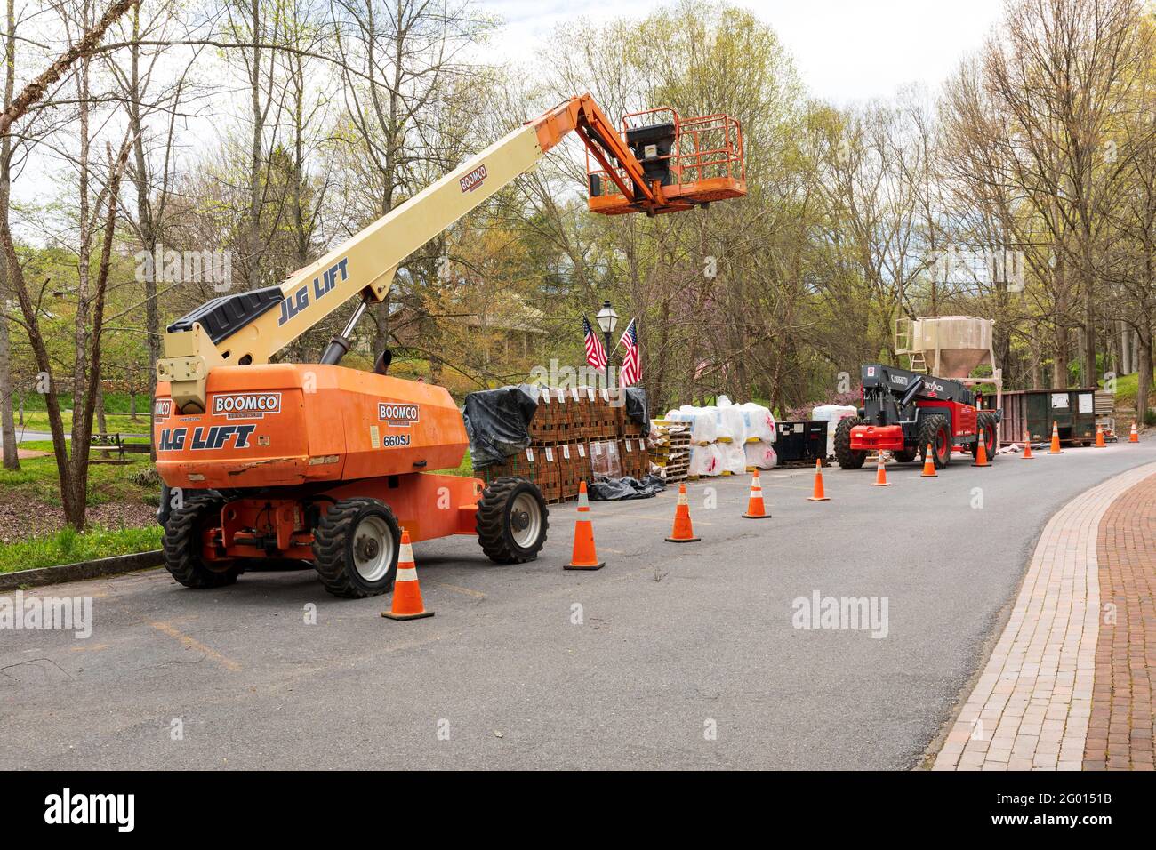 JONESBOROUGH, TN, USA--9 AVRIL 2021: Équipement de construction industrielle, comprend un élévateur 'Skyjack', un élévateur JLG Boomco et un mélangeur de mortier. Banque D'Images