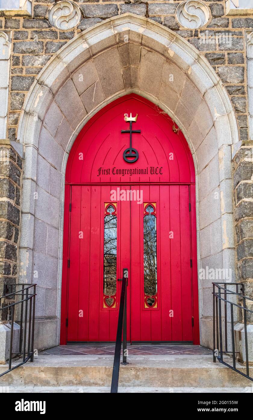 ASHEVILLE, NC, USA-3 FÉV 2019: Portes d'entrée rouges de la première UCC congrégationale. Banque D'Images
