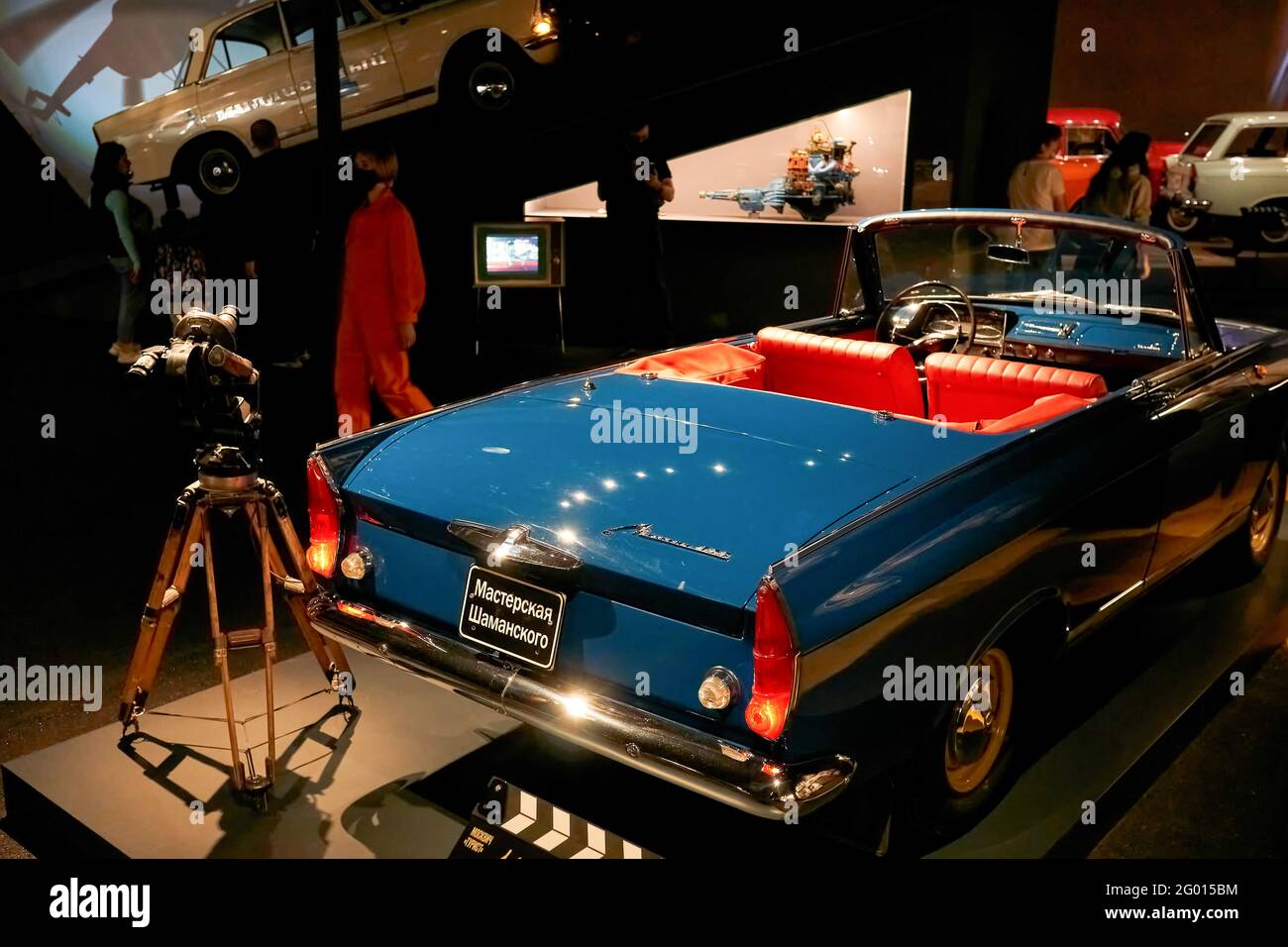 Une voiture bleue et un ouvrier de musée en combinaison orange vus pendant l'exposition. L'exposition biographique raconte l'histoire de la marque Moskvich, l'automobile soviétique la plus populaire. Le Musée des transports de Moscou a présenté pour la première fois une collection de voitures en série, de prototypes de moscovites et de voitures de course. Dans quatre salles de l'exposition, les visiteurs retraceront le chemin de la marque automobile, du tournage des principaux films soviétiques à la participation à des rassemblements internationaux jusqu'à la fermeture de l'usine. (Photo de Mihail Siergiejewicz/SOPA Imag/Sipa USA) Banque D'Images