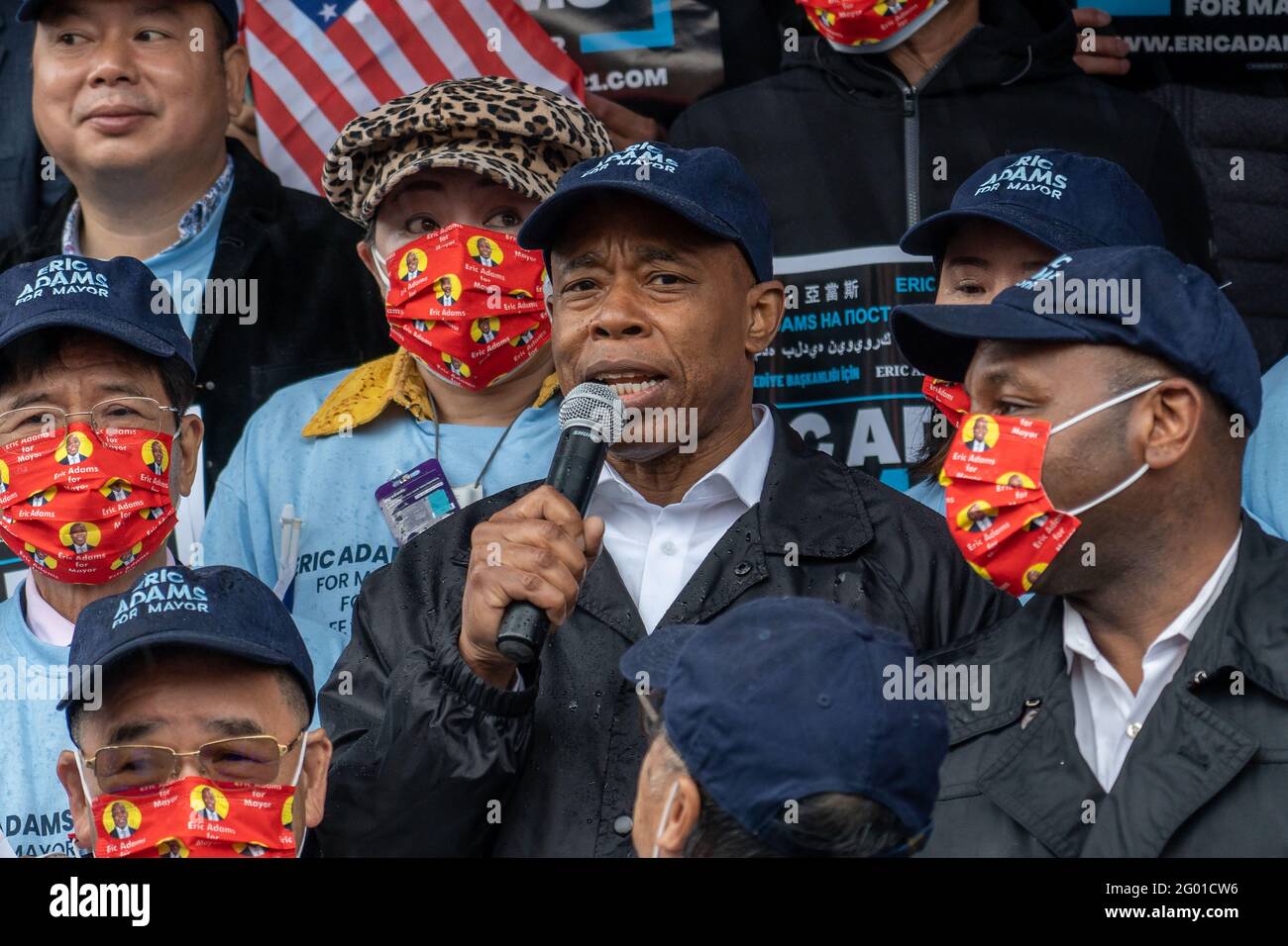 Eric Adams, candidat à la mairie de New York, prend la parole lors d'un rassemblement organisé à Flushing, dans le Queens par Friend of Chinese Americans à New York. Eric Adams, candidat à la mairie de New York et président du quartier de Brooklyn, s'adresse à des New-Yorkais d'origine asiatique et américaine, A déclaré ses liens étroits avec la communauté et s'est engagé à mettre fin à la violence anti-asiatique si elle était élue à la tête de l'hôtel de ville. (Photo par Ron Adar / SOPA Images / Sipa USA) Banque D'Images