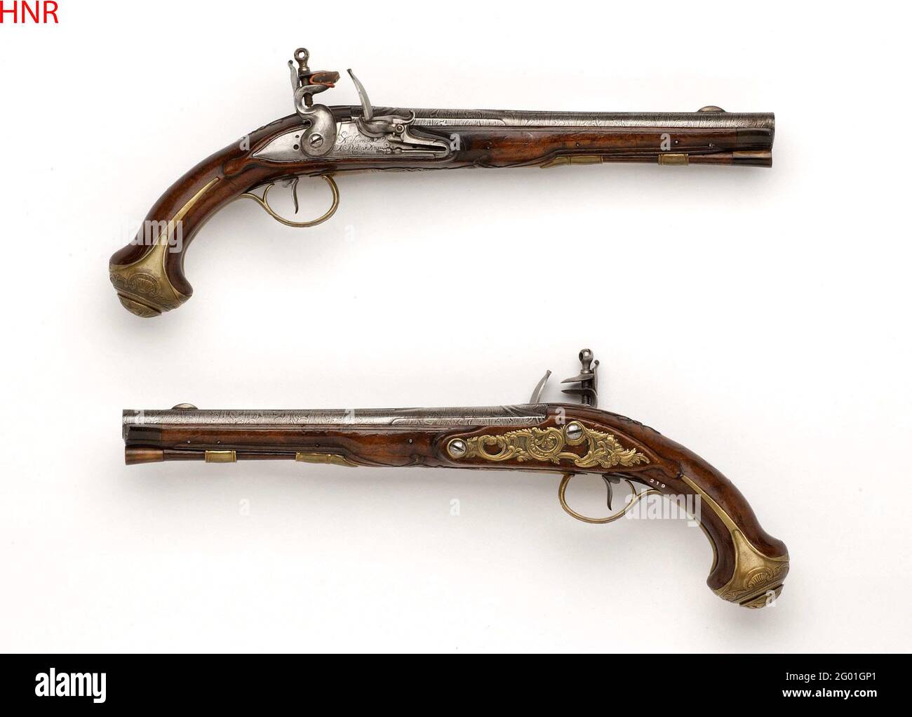 Pistolet de vol. Partie d'un couple. La plaque de verrouillage porte une inscription avec le nom du fabricant et est marquée avec les lettres ND à l'intérieur. La boucle est en acier dépoli et a un grain d'argent; UN flou est estampillé sur le fond; la queue de la boucle est gravée avec des louanges. La fiole est simple à découper. La pâte présente des traces de la dorure passée et présente une décoration poussée et percée, à l'exception de la cuisinière à chargement, et se compose de : Le support de déclenchement avec les lettres BF dans un Rococo medaljon sur le Beugelk, une plaque à vis avec rococo curlwork et fleurs, et un capot kolf avec des coquilles entraînées dans Banque D'Images