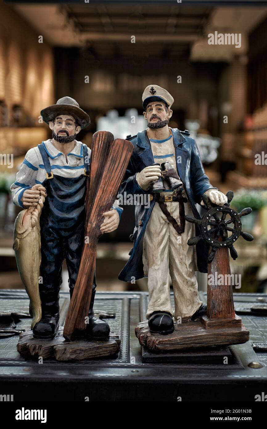 Figurine en porcelaine de pêcheur et de marin. Statuette d'hommes marins  Photo Stock - Alamy