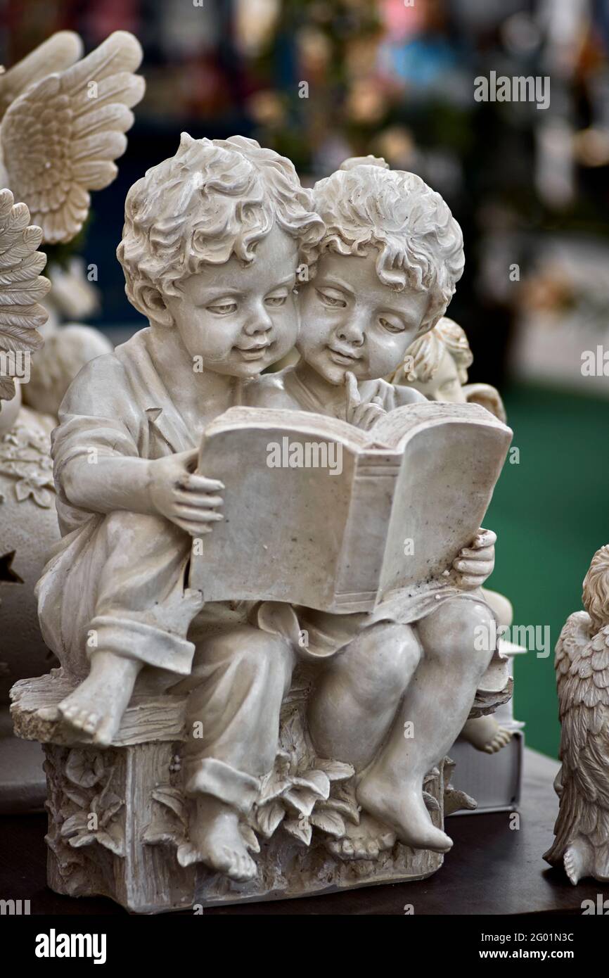 Statuette enfants lisant le livre ensemble Banque D'Images