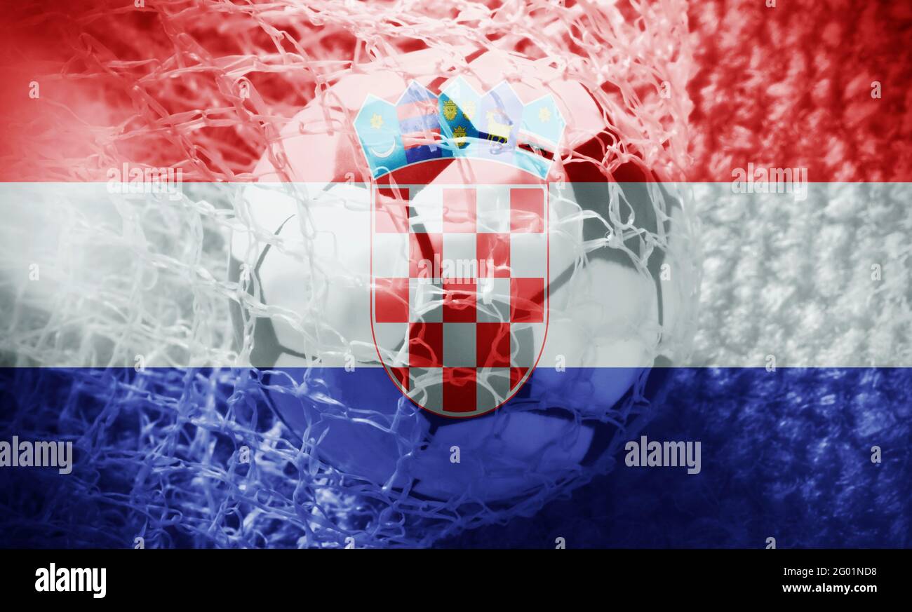Drapeau croate avec une balle de football à l'intérieur du filet. Concept de l'équipe croate de football. Banque D'Images
