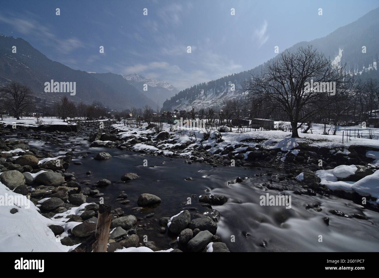 Vallée de Pahagam et rivière Lidder à Full Moonlight, Cachemire. Tourné à 2 heures du matin sous pleine lune. Janvier 2021 Banque D'Images